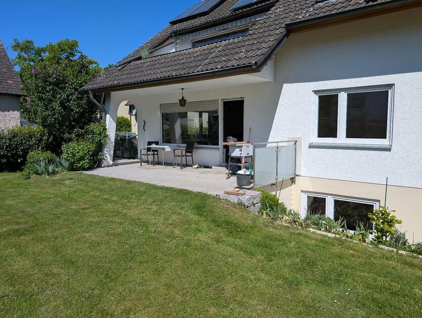 Frisch renovierte 4,5-Zi.-Wohnung mit Garten, Kamin & Garage in