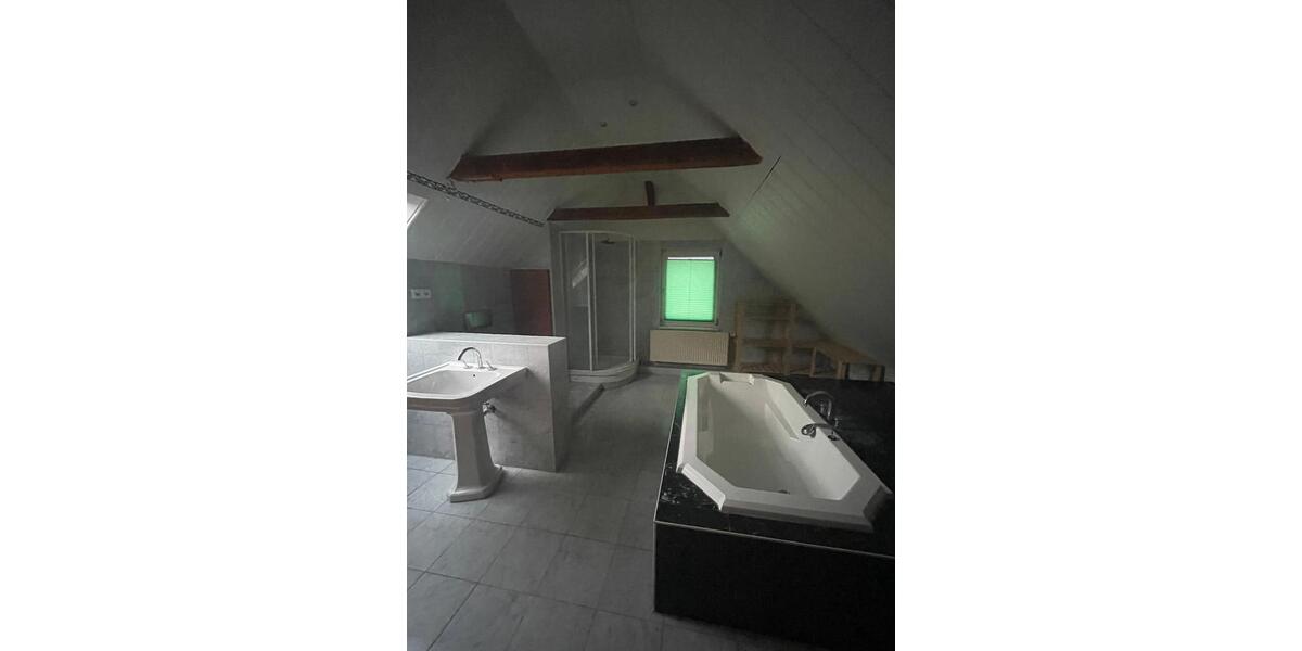 Wohnhaus renovierungsbedürftig mit großem Garten. Kaltmiete 6 zimmer