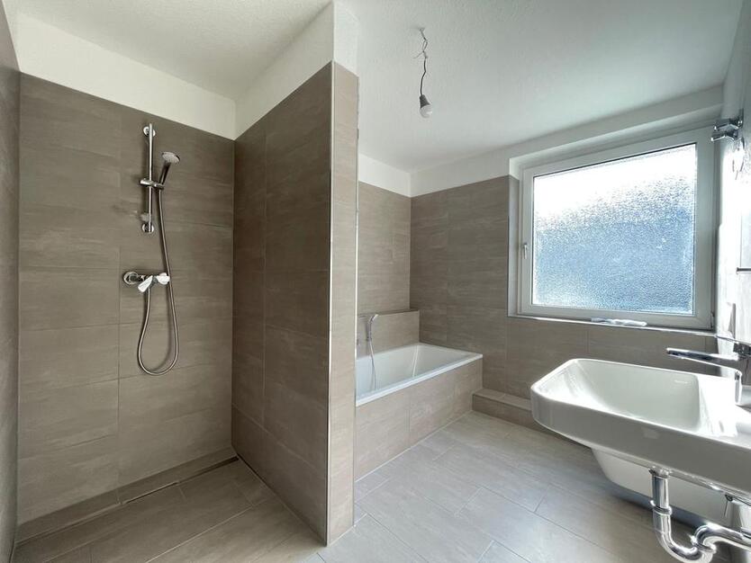 *Erstbezug nach Kernsanierung*Balkon*Tageslichtbad*Wanne*Dusche* zimmer