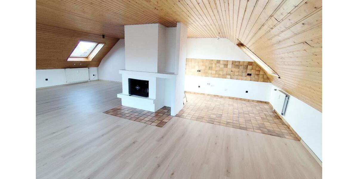 Dachgeschoßwohnung Lage - 3 Zimmer, 108 m&sup2;, 750&euro; | Angebot:26481181