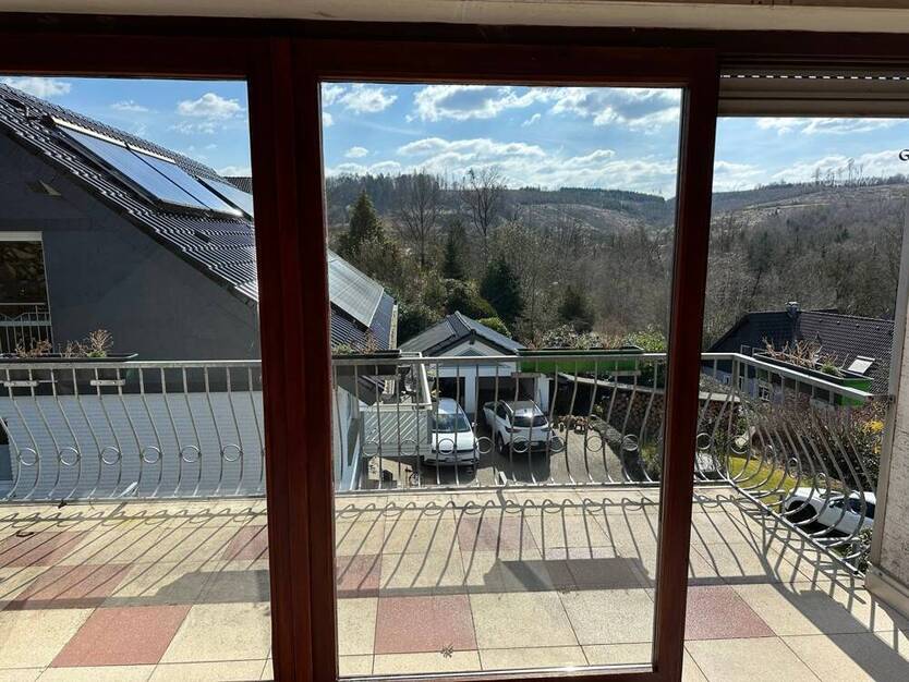 Ruhe und Natur im Bergischen - Großzügige Dachgeschoss Wohnung mit großem Balkon - Rollläden