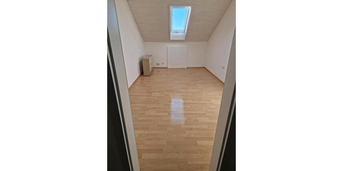 Dachgeschoßwohnung Hohenroth - 5 Zimmer, 90 m&sup2;, 600&euro; | Angebot:26468891