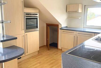 Helle 4-Zimmer-Wohnung im DG mit Balkon, EBK und Kellerraum