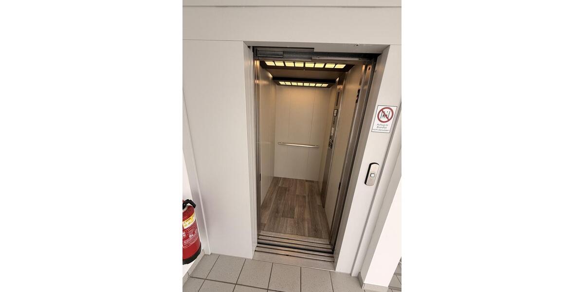 Frisch renovierte Bürofläche mit Balkon zimmer