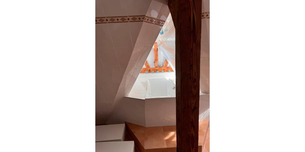 Helle 4-Zimmer Dachgeschoss-Maisonette mit Balkon 7 min zum bhf 4 zimmer