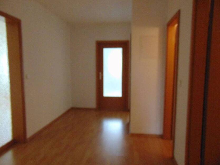 Schöne kleine Wohnung mit Balkon und PKW Stellplatz