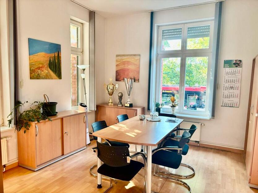 Schönes möbliertes Büro mit Parkplatz in Bahnhofsnähe