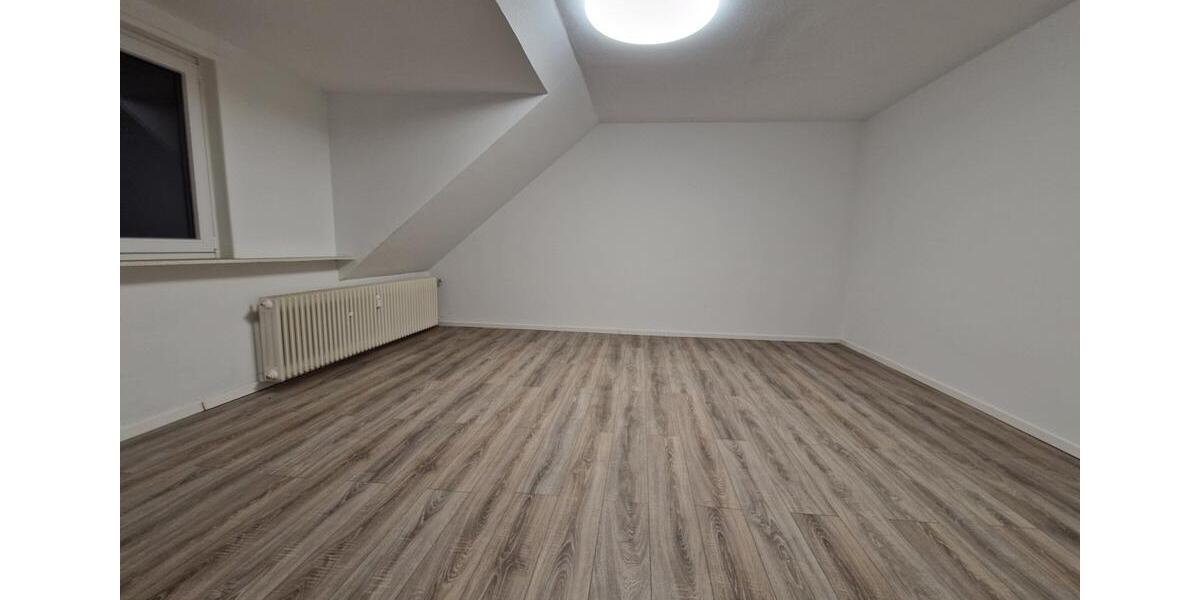 moderne Dachgeschosswohnung: Einziehen und Wohlfühlen. 2 zimmer