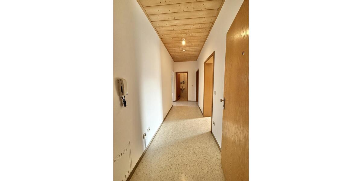 Dachgeschoßwohnung Thalmassing - 3 Zimmer, 83 m&sup2;, 670&euro; | Angebot:25924805