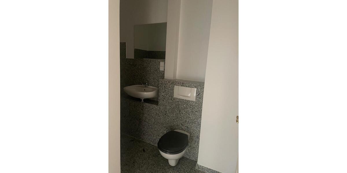 Dachgeschoßwohnung Wiesbaden Biebrich - 4 Zimmer, 105 m&sup2;, 1.190&euro; | Angebot:23487974