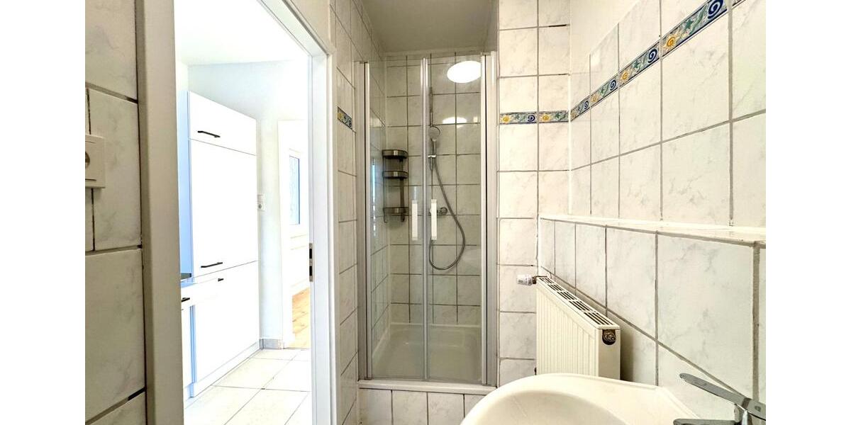 Neu sanierte Dachgeschosswohnung mit Einbauküche 1.5 zimmer