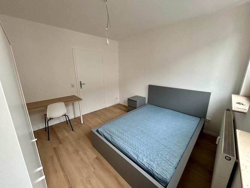 Frisch renoviertes, möbliertes Zimmer in zentraler 3er WG