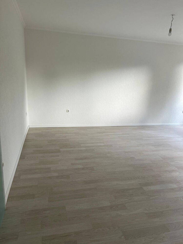 Frisch renovierte 3-Zi.-Whg., EBK, Balkon, Loggia, DG-Raum in zentraler Lage Bremen-Walle