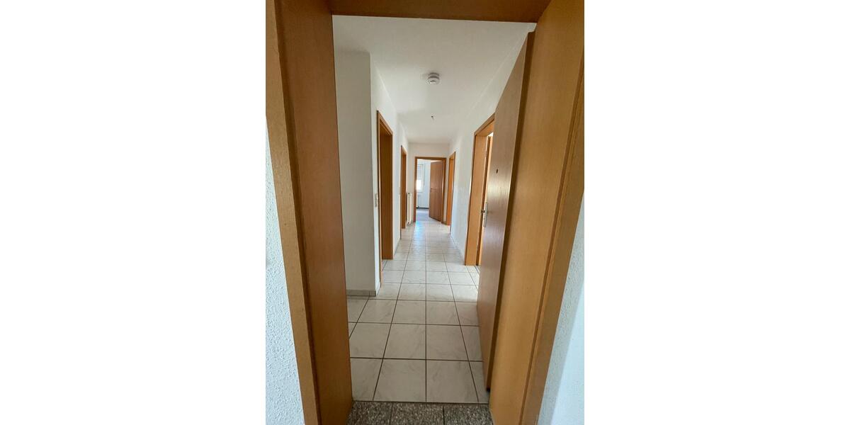 helle 3 Raum-Dachgeschosswohnung mit Balkon, Stellplatz und Rollläden in ruhiger Lage 3 zimmer