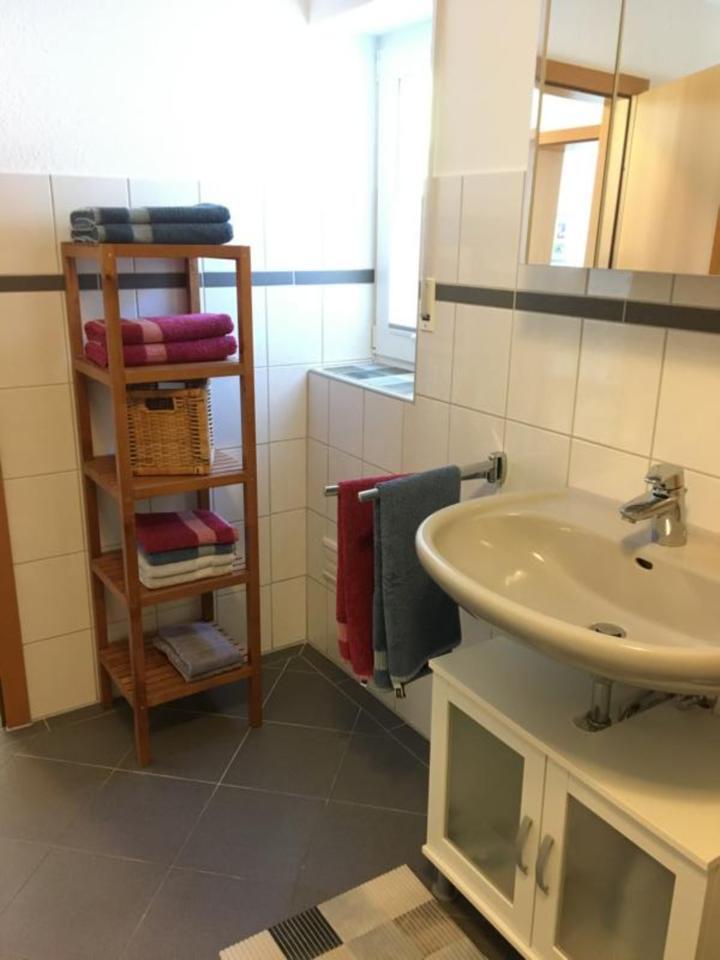 Schicke Wohnung gemütlich möbliert Balkon Stellplatz WLAN