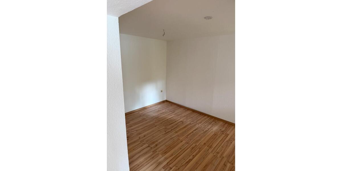 Helle 2-Zimmer-Untergeschosswohnung mit Einbauküche und Terrasse 3 zimmer