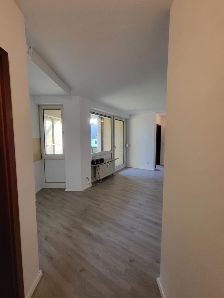 2-Zimmer Wohnung mit Balkon und Keller, großes Bad, ohne EBK