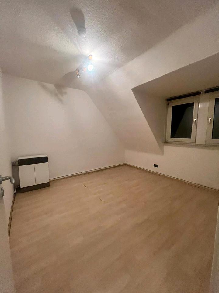 Helle 2-Zimmer-DG-Wohnung in Hannover-Ricklingen zimmer