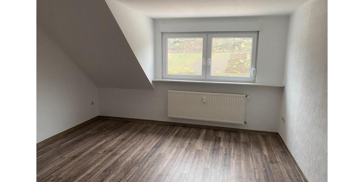 Dachgeschoßwohnung Briedel - 3 Zimmer, 82 m&sup2;, 650&euro; | Angebot:25830725