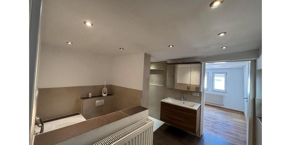 Doppelhaushälfte Wertheim - 7 Zimmer, 190 m&sup2;, 1.250&euro; | Angebot:26521744