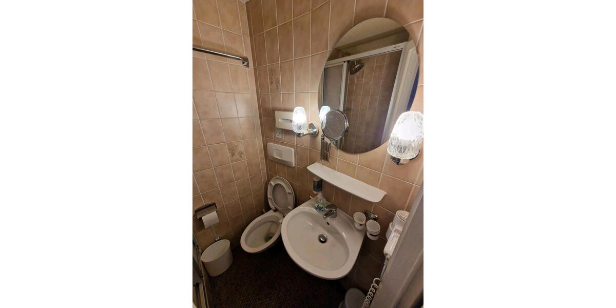 Zimmer mit eigenem Bad in ehemaligem Hotel zu vermieten 1 zimmer