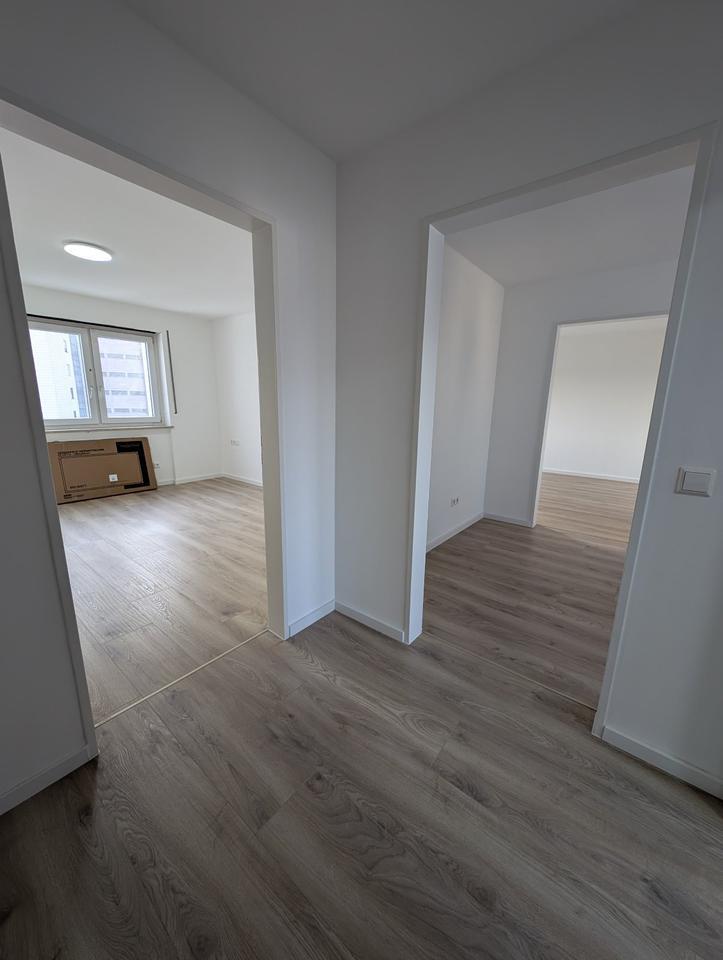 Erstbezug nach Sanierung mit Balkon: Schöne 2,5-Zimmer DG-Wohnung