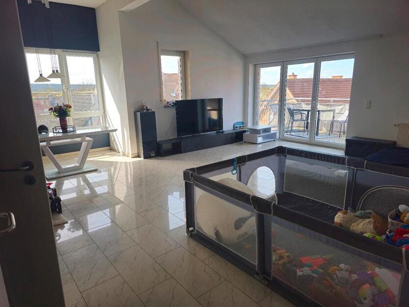 4 Zimmer DG- Wohnung 130 M² in Zentraler Lage