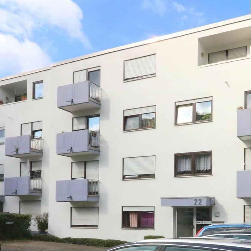 Kernsanierte 2,5-Zi-Wohnung mit EBK, Balkon und Garage