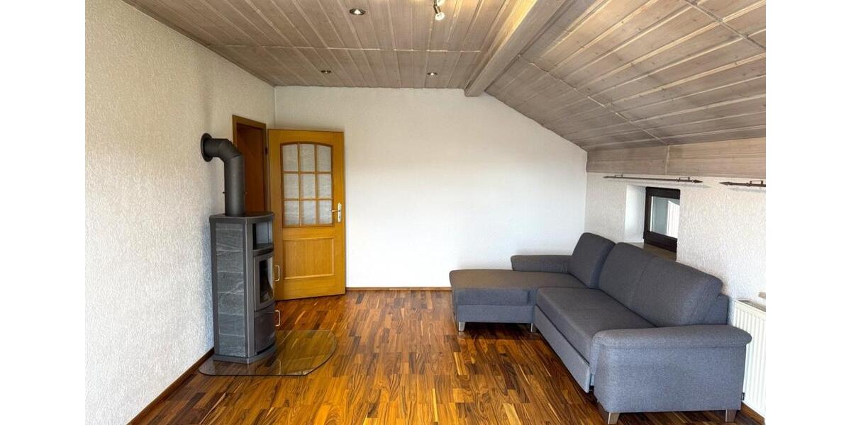 4-Zimmer-Wohnung im 1. Stock mit Balkon & 2 Stellplätzen 4 zimmer