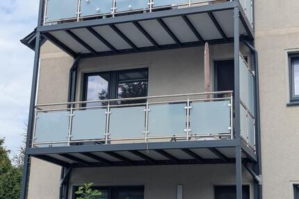 Möblierte 2,5-Zimmer-Wohnung mit großem Balkon in ruhiger Lage