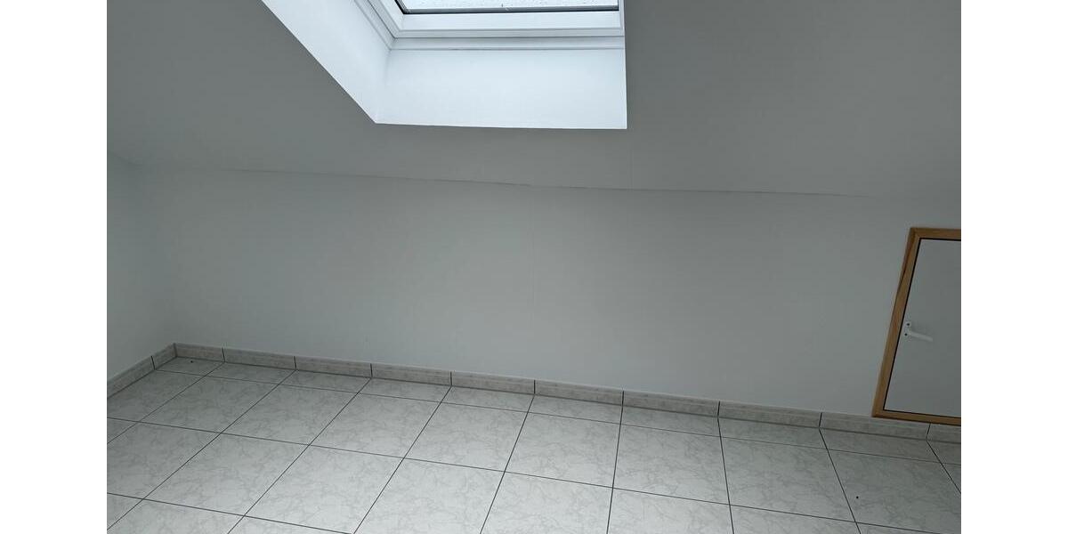 Dachgeschoßwohnung Rosengarten - 2.5 Zimmer, 72 m&sup2;, 600&euro; | Angebot:26613932