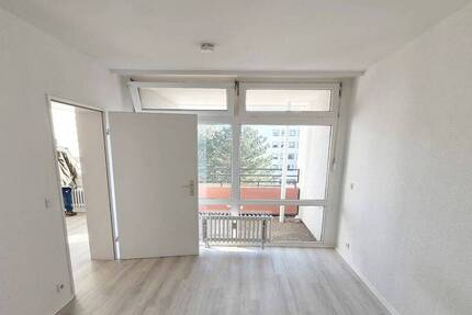 Helles 2-Zimmer-Apartment + Loggia, offener Kochbereich, Wannenbad, Aufzug