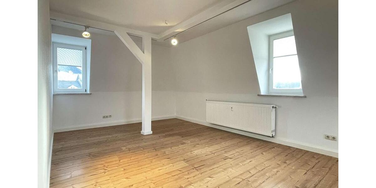Dachgeschoßwohnung Oelsnitz (Vogtland) - 3 Zimmer, 130 m&sup2;, 750&euro; | Angebot:25181811