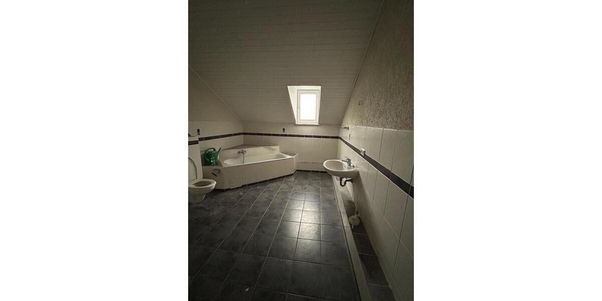 Dachgeschoßwohnung Neuwied - 3.5 Zimmer, 104 m&sup2;, 1.100&euro; | Angebot:24806084