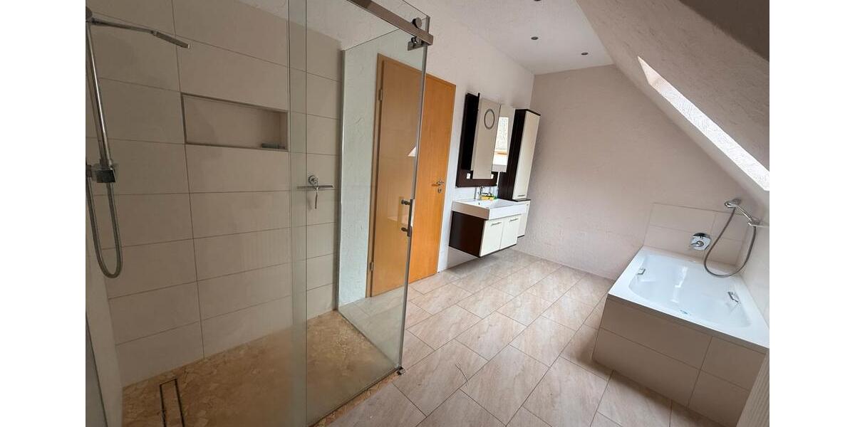 Dachgeschoßwohnung Drei Gleichen - 4 Zimmer, 111 m&sup2;, 1.000&euro; | Angebot:26006872