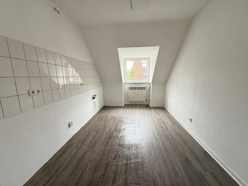Frisch renovierte 3-Zimmer-Dachgeschosswohnung in ruhiger Lage von Gelsenkirchen-Erle | ca. 67 m² zimmer