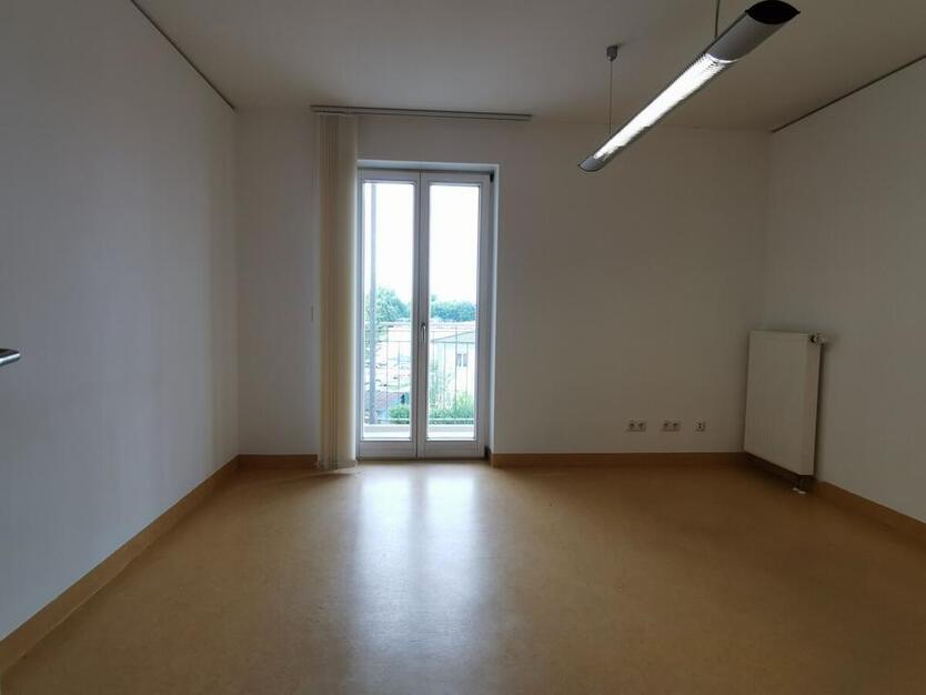Stadt Landau: Hochwertige Büroflächen m. Lift, zentrale Lage mit guter Sichtbarkeit u. gr. Parkplatz