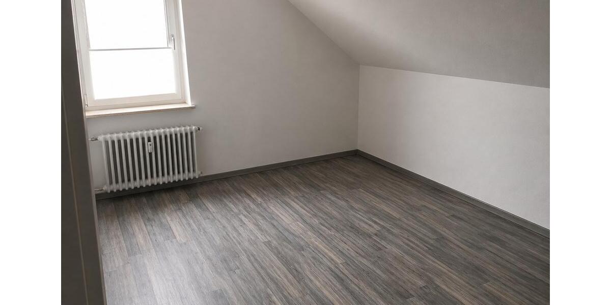 Dachgeschoßwohnung Duisburg Hochheide - 3 Zimmer, 80 m&sup2;, 716&euro; | Angebot:26579701