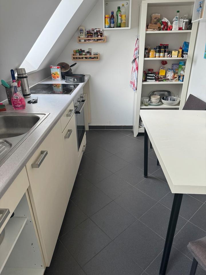 PrivatZimmer mit Dachboden in einer 2-Personen-WG für ein Mädchen
