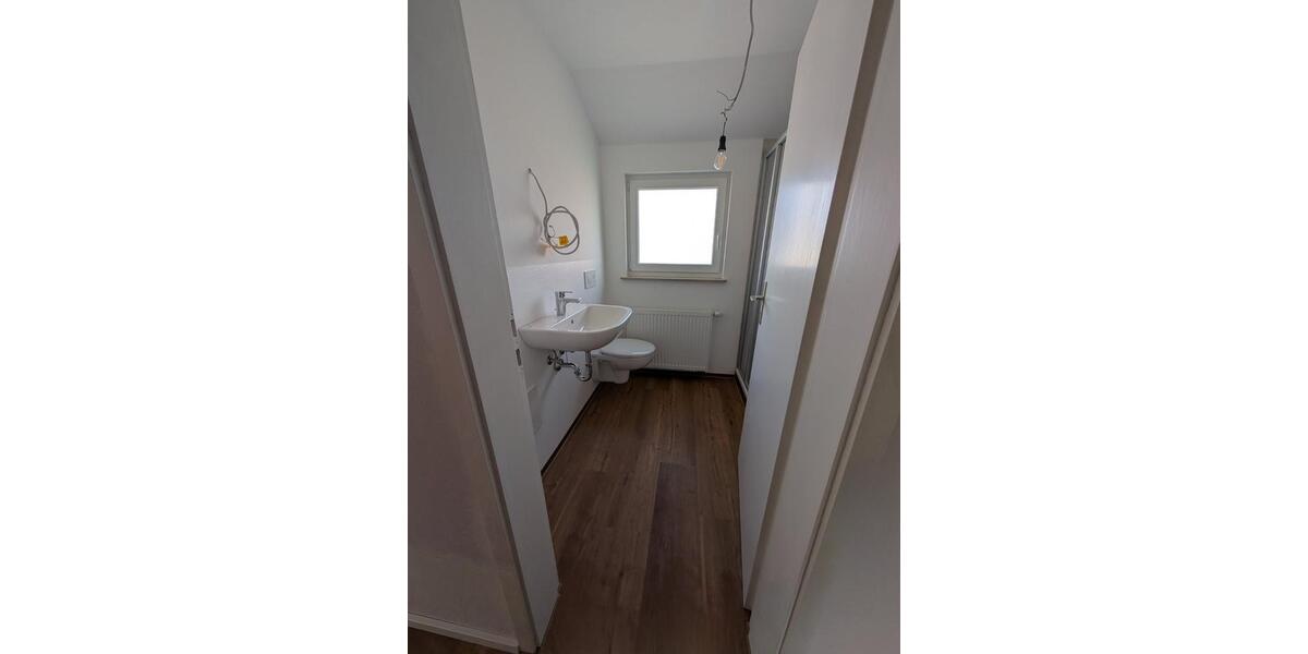 2,5-Zimmer-DG-Wohnung mit Balkon in kernsaniertem Haus zimmer