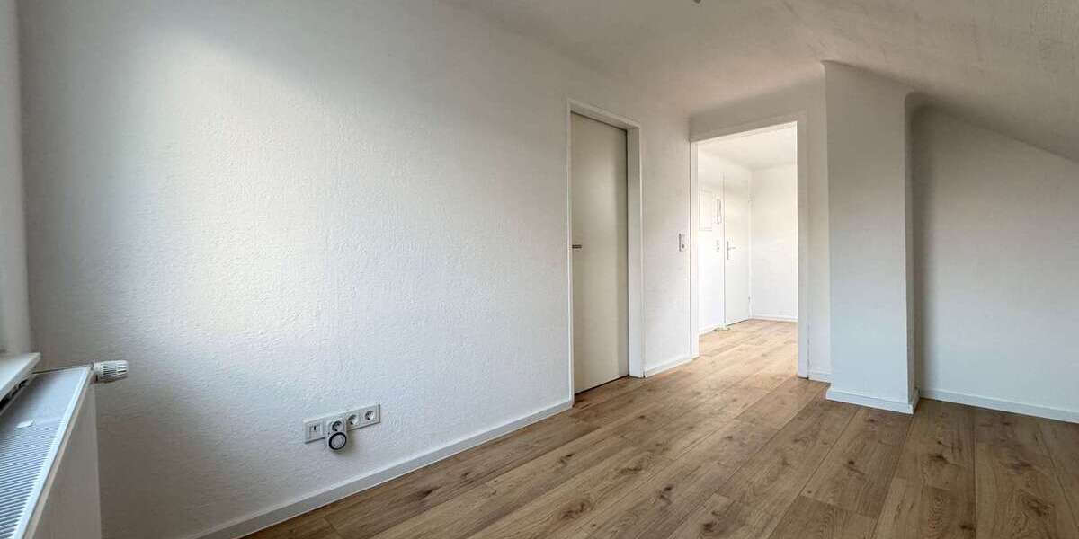 Sanierte 2-Zimmer-Dachgeschosswohnung mit neuem Bad in Ensheim - Dachgeschoßwohnung Saarbrücken-Halberg Halberg | Angebot:26764265