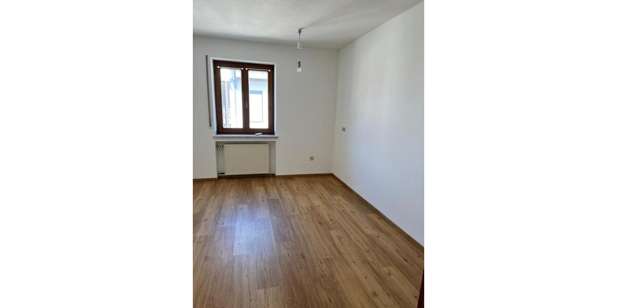 Etagenwohnung Ergoldsbach Langenhettenbach - 4 Zimmer, 132 m&sup2;, 1.400&euro; | Angebot:24624900