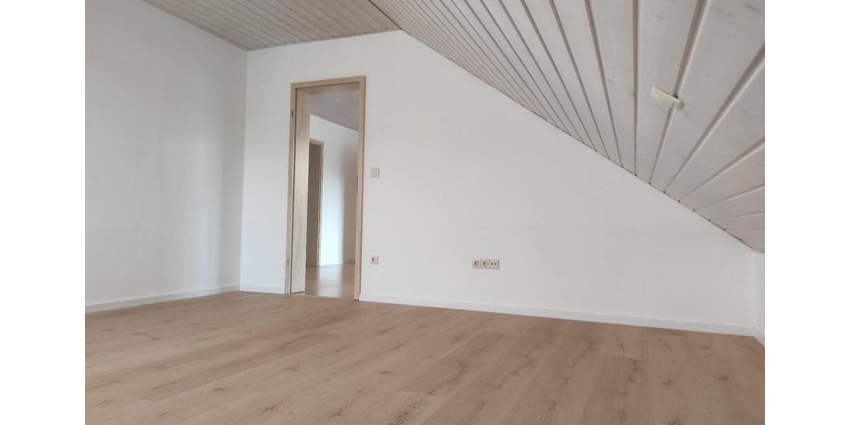 Dachgeschoßwohnung Wettstetten - 3 Zimmer, 85 m&sup2;, 930&euro; | Angebot:26030600