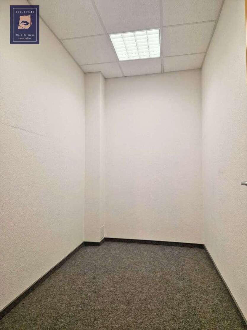 Firmenkomplex mit Garage und Einliegerwohnung 22 zimmer