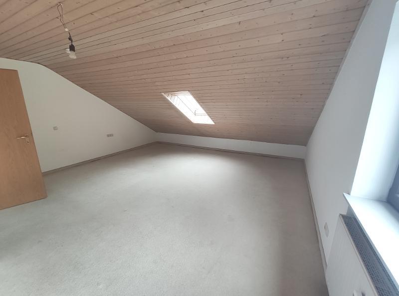 3 Zi. DG Wohnung mit Küche, Gartenmitbenutzung und Stellplatz 3 zimmer