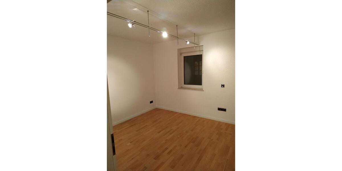 Hochwertiges PENTHOUSE mit 40 qm Süd-Dach-Terrasse, Einbau-Küche und -Schänken, Parkett 2.5 zimmer