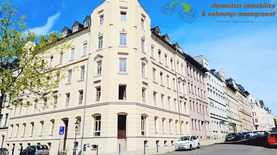 Freundliche Büroräume + einladender Pausenbereich mit Einbauküche