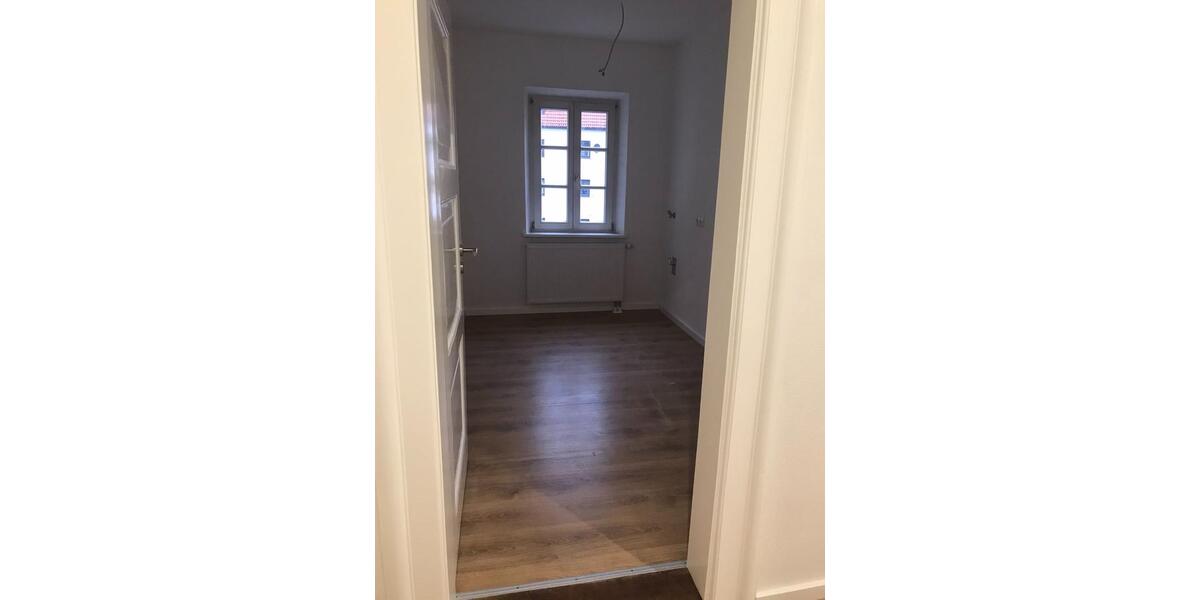 Renovierte Wohnung (Erstbezug Parterrre mit Garten und Balkon) 5 zimmer
