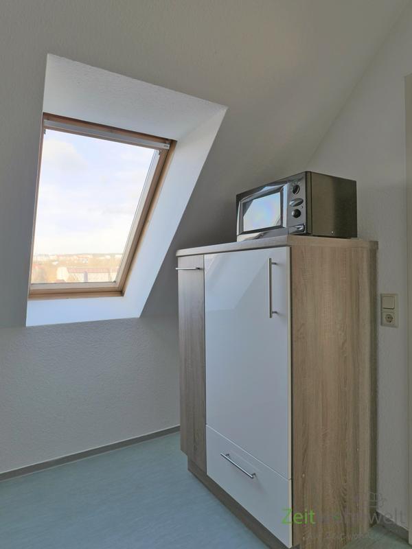 (12536_74) MGN: sonnige Dachwohnung mit 2 Balkons in der Heimstraße, Hausmeisterdienste inklusive, EBK mgl. 3 zimmer