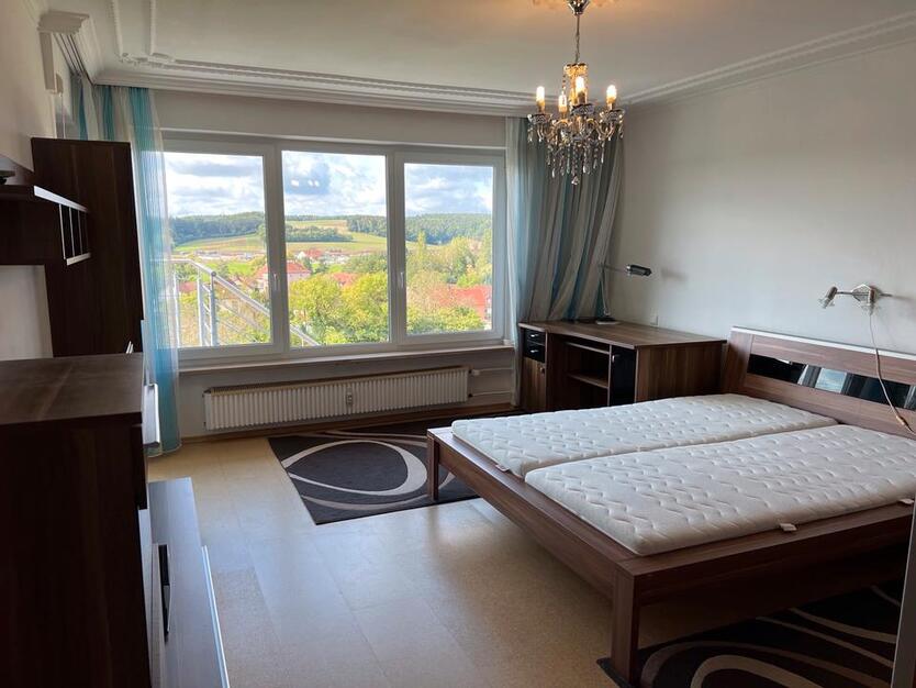 Großzügige 160m² 3-Zimmer Wohnung mit Wintergarten & Extra-Büro